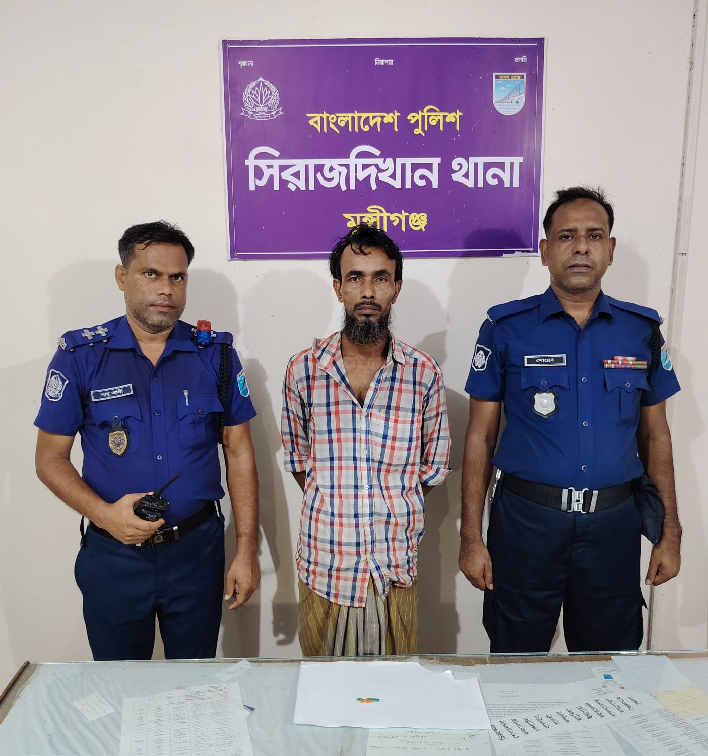সিরাজদিখানে ১০ পিস ইয়াবাসহ দোকানদার গ্রেপ্তার