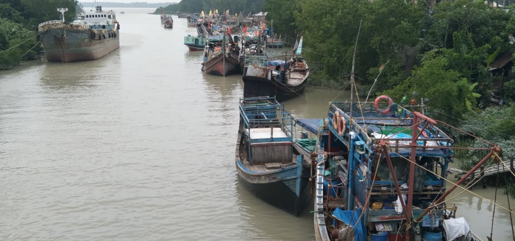 বৈরী আবহাওয়ায় থমকে গেছে সাগরযাত্রা, ঘাটে নোঙর ট্রলার—দুশ্চিন্তায় জেলেরা