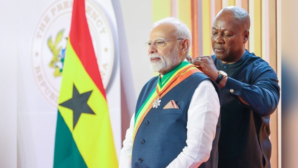মোদির একের পর এক বিদেশি পুরস্কার পাওয়াতে ভারতের লাভ কী?