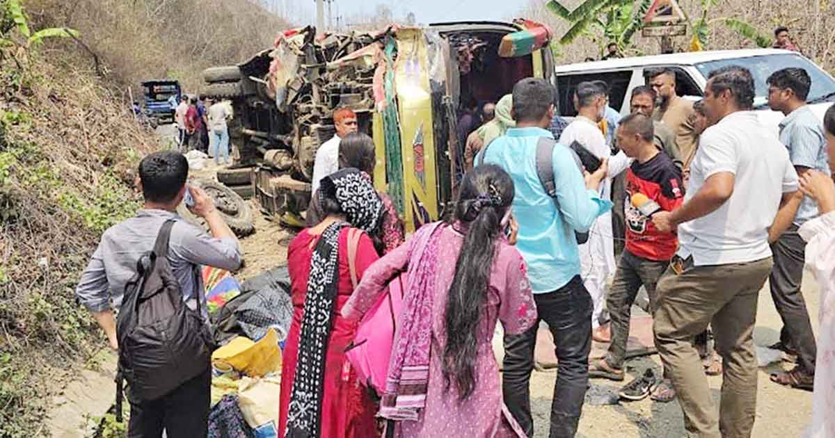 রাঙামাটিতে বাস উল্টে ১৯ পোশাক শ্রমিক আহত