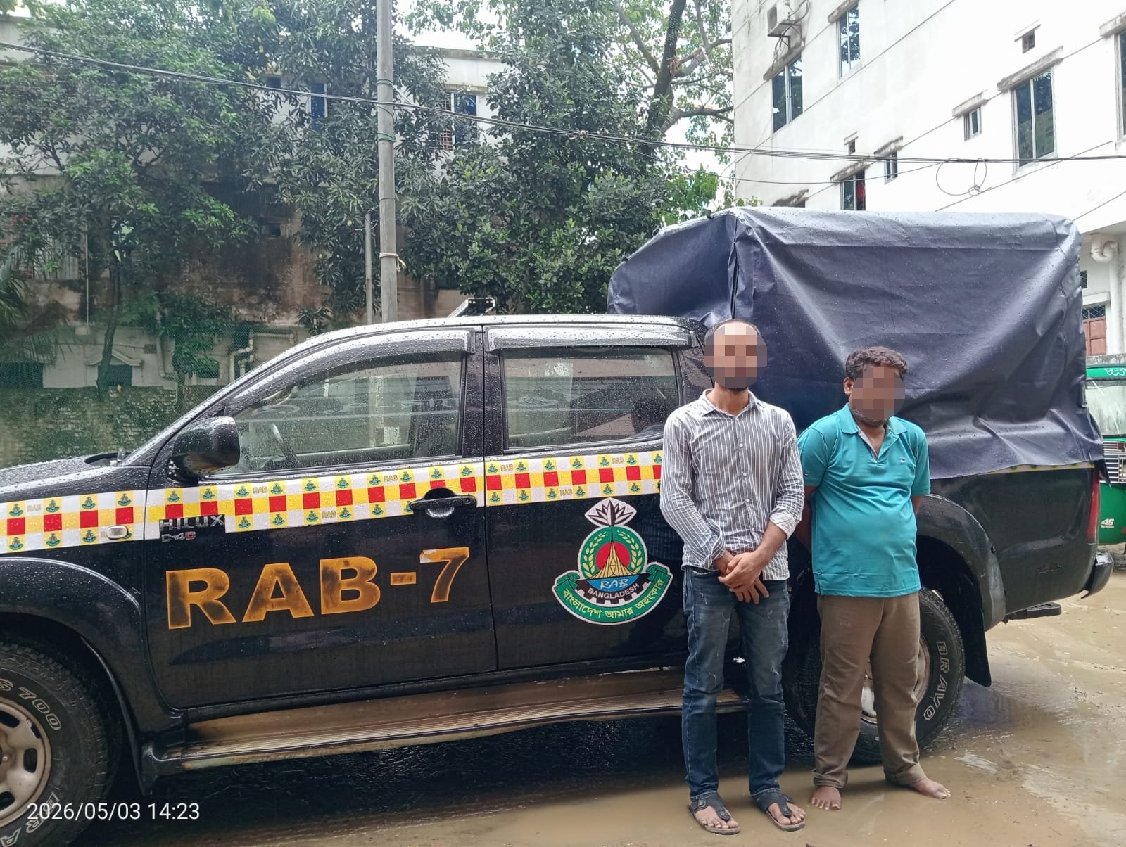 ফেনীতে গাঁজা ও বিপুল পরিমান ভারতীয়  ঔষধ সহ ২ পাচারকারী র‍্যাবের জালে