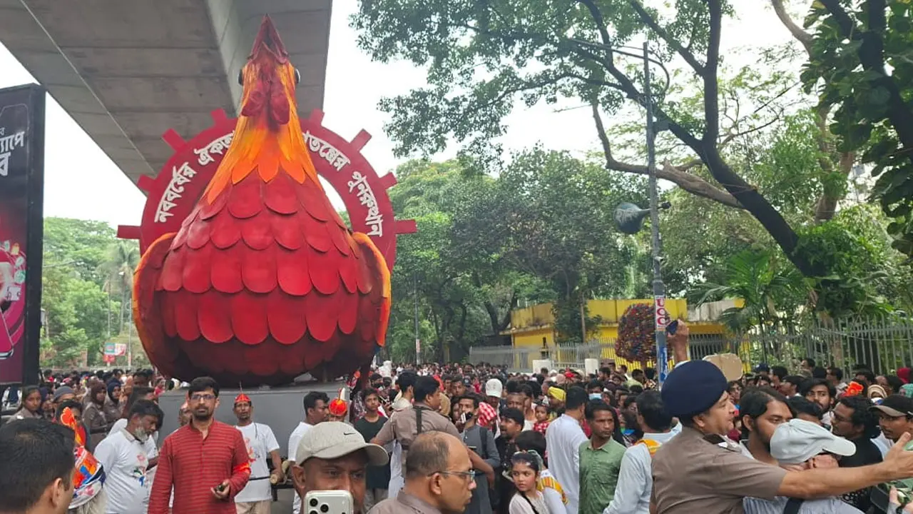 ঢোল-বাদ্য আর রঙিন মোটিফে শুরু বৈশাখী শোভাযাত্রা, ঢাবিতে উৎসবের ঢল