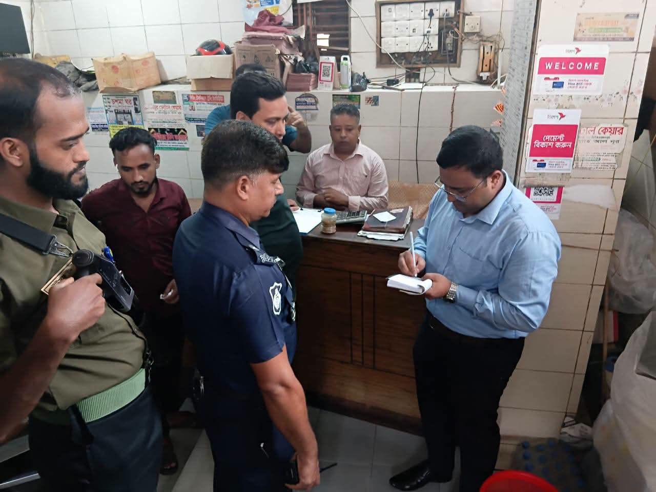 ফেনীতে অস্বাস্থ্যকর পরিবেশে খাবার তৈরি, হেলমেট ও লাইসেন্স ছাড়া মোটরসাইকেল চালানোর অপরাধে ৪টি মামলায় জরিমানা