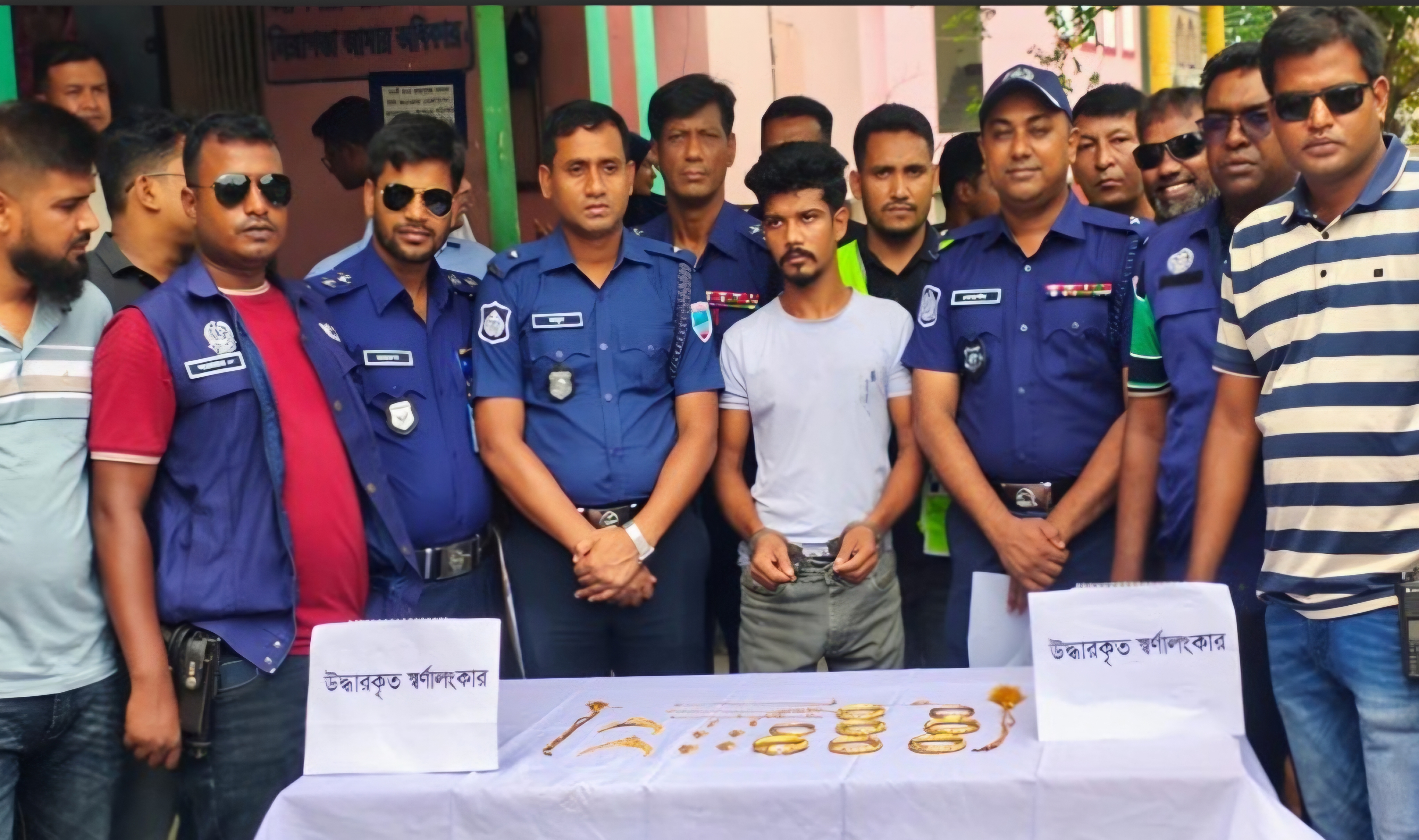 মাটির নিচে পুতে রাখা স্বর্ণালংবার উদ্ধার, গ্রেপ্তার -১