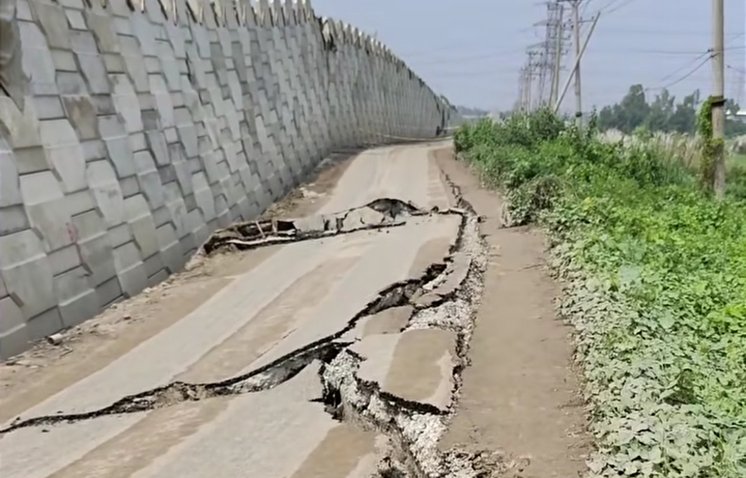 সোনারগাঁয়ে ঢাকা বাইপাসে ভয়াবহ ধস, আতঙ্কে চালক-যাত্রীরা