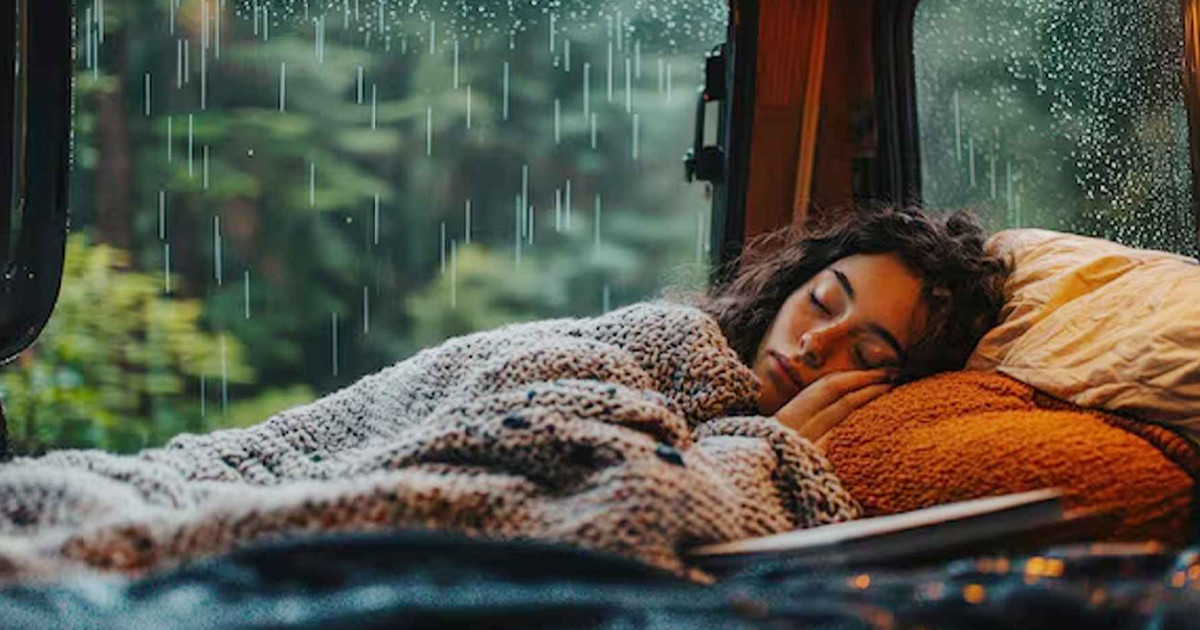 বৃষ্টি পড়লেই বিছানায় শুয়ে থাকতে মন চায় কেন?