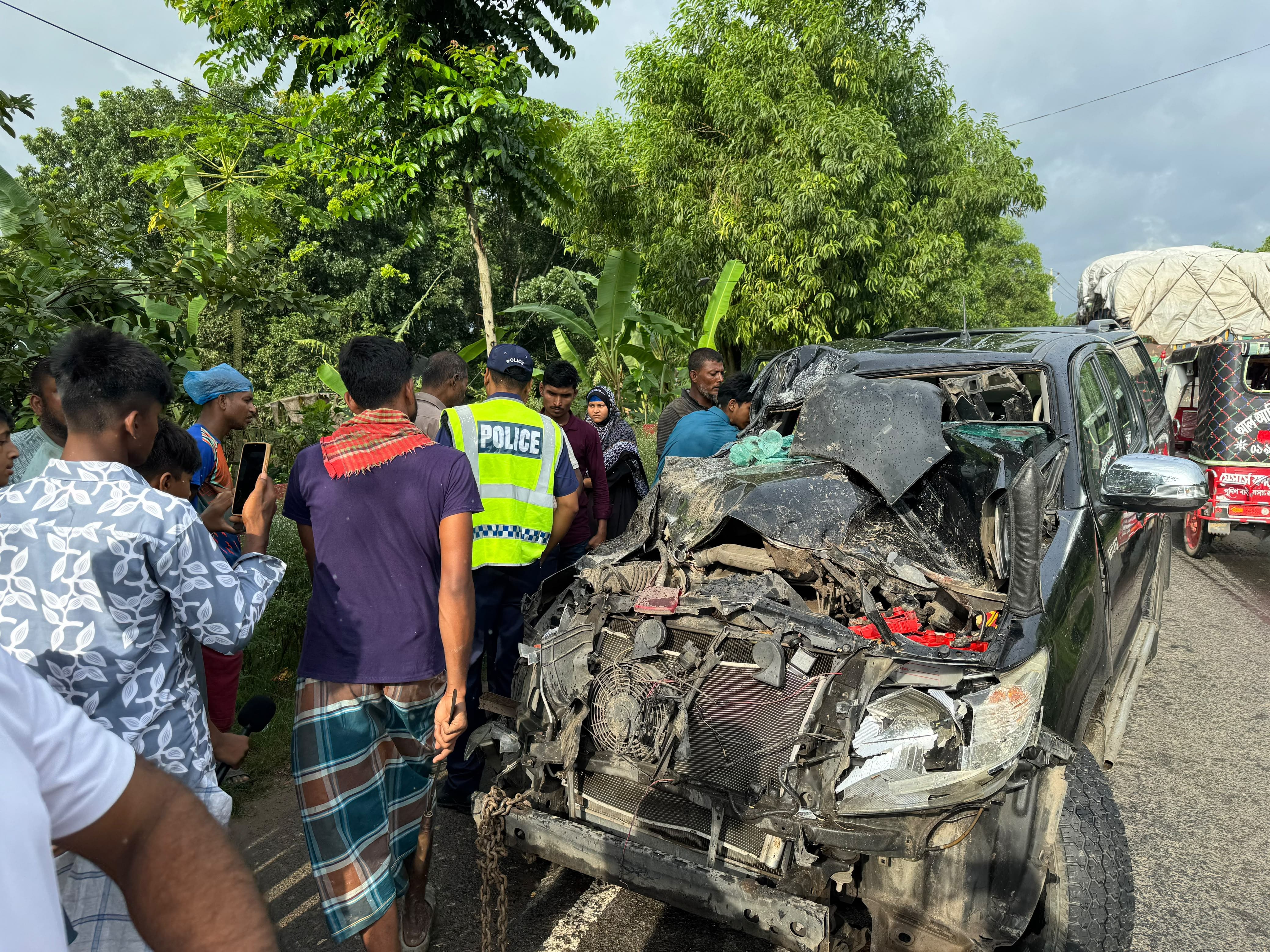 রাজবাড়ীর কালুখালীতে ট্রাক-প্রাইভেটকার সংঘর্ষে কৃষি কর্মকর্তাসহ আহত ৬