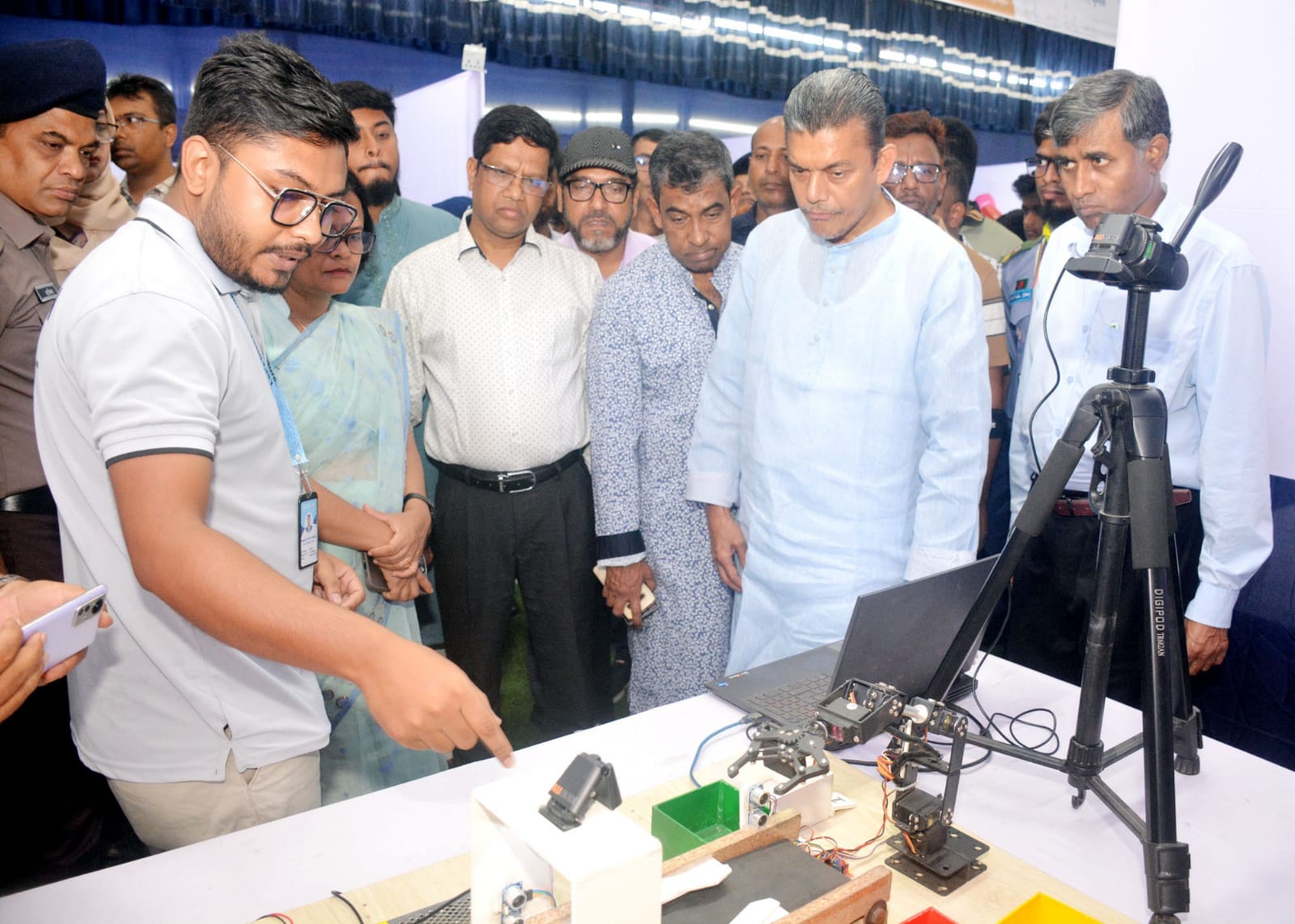 খুলনায় বিভাগীয় পর্যায়ে তিন দিনব্যাপী বিজ্ঞান মেলা উদ্বোধন