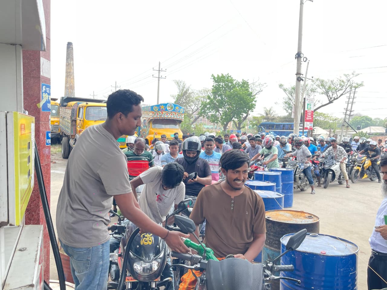 ধামরাইয়ে জ্বালানি তেলের তীব্র সংকট পাম্পে পেট্রোলের জন্য দীর্ঘ সারি