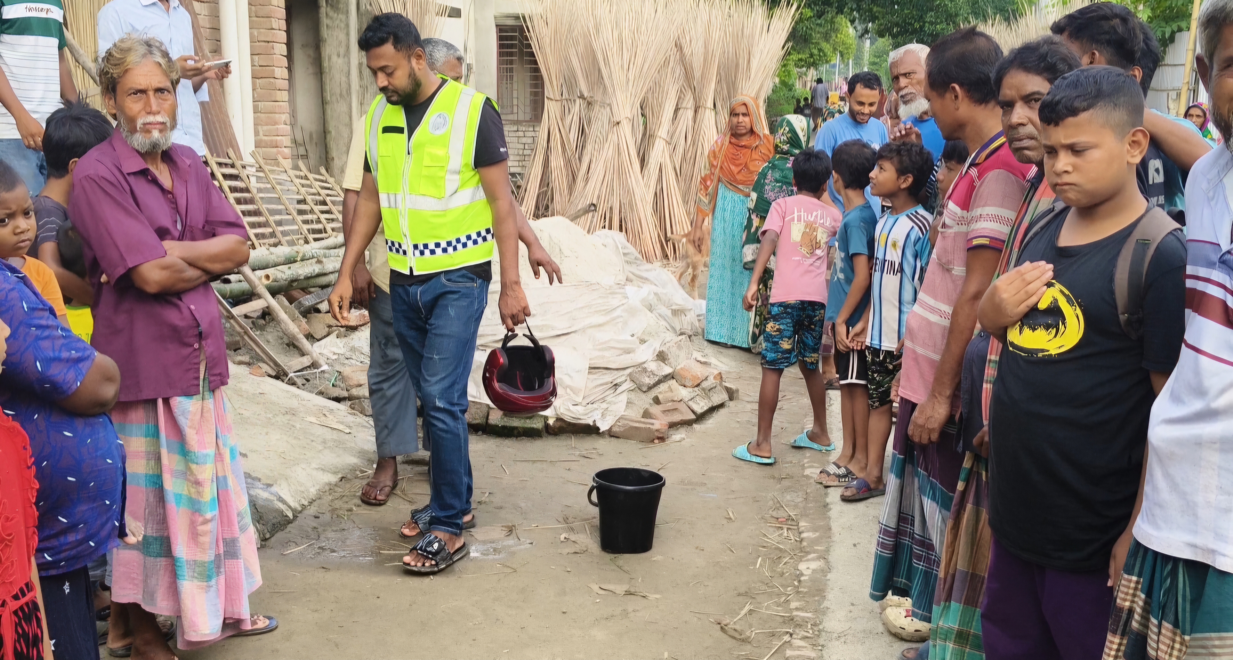 মেহেরপুরের গাংনীতে দুটি বোমা সাদৃশ্য বস্তুু উদ্ধার করেছে পুলিশ