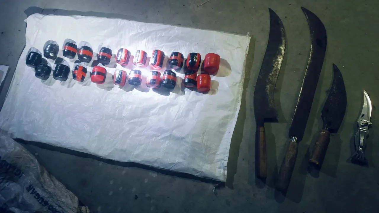 রাজশাহীতে পরিত্যক্ত অবস্থায় ২১টি ককটেল ও দেশীয় অস্ত্র উদ্ধার