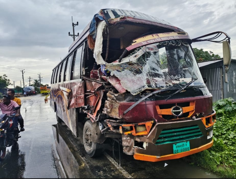 রাজবাড়ী-কুষ্টিয়া আঞ্চলিক মহাসড়কে বাস-ট্রাক সংঘর্ষে - আহত-৩