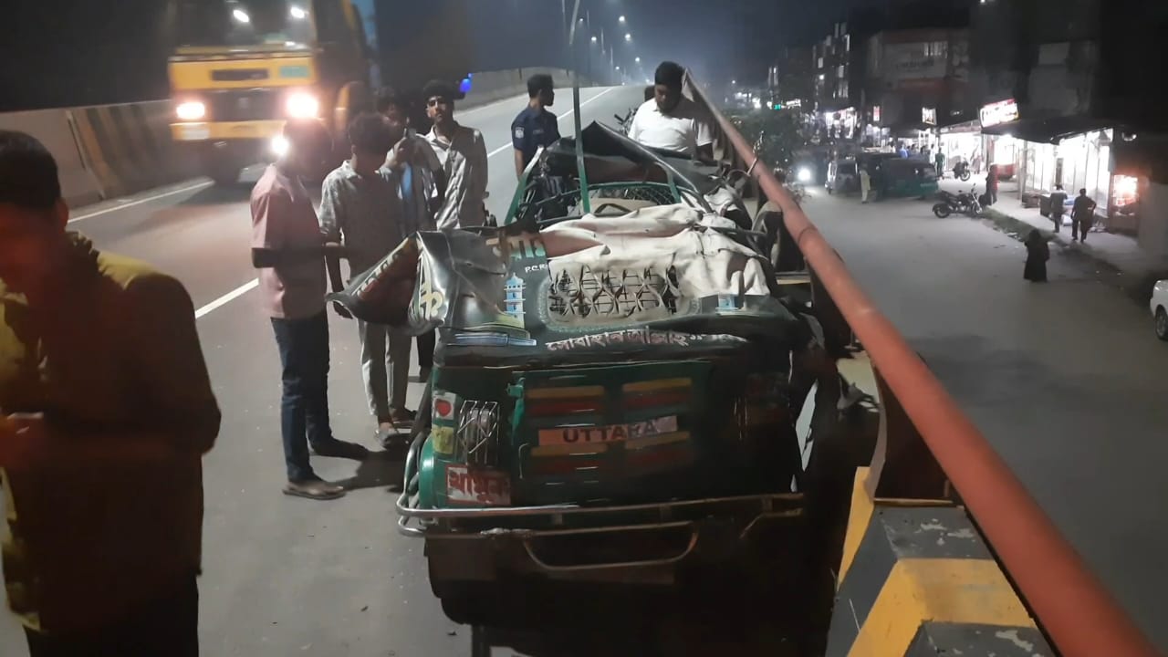 ঢাকা-নারায়ণগঞ্জ লিংক রোডে প্রাইভেটের ধাক্কায় সিএনজি উল্টে সিনথিয়া নামে এক শিশু নিহত আহত-৪