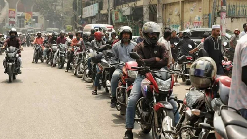 জ্বালানি তেলের জন্য  প্রচণ্ড গরমে পাম্পে ঘণ্টার পর ঘণ্টা অপেক্ষা