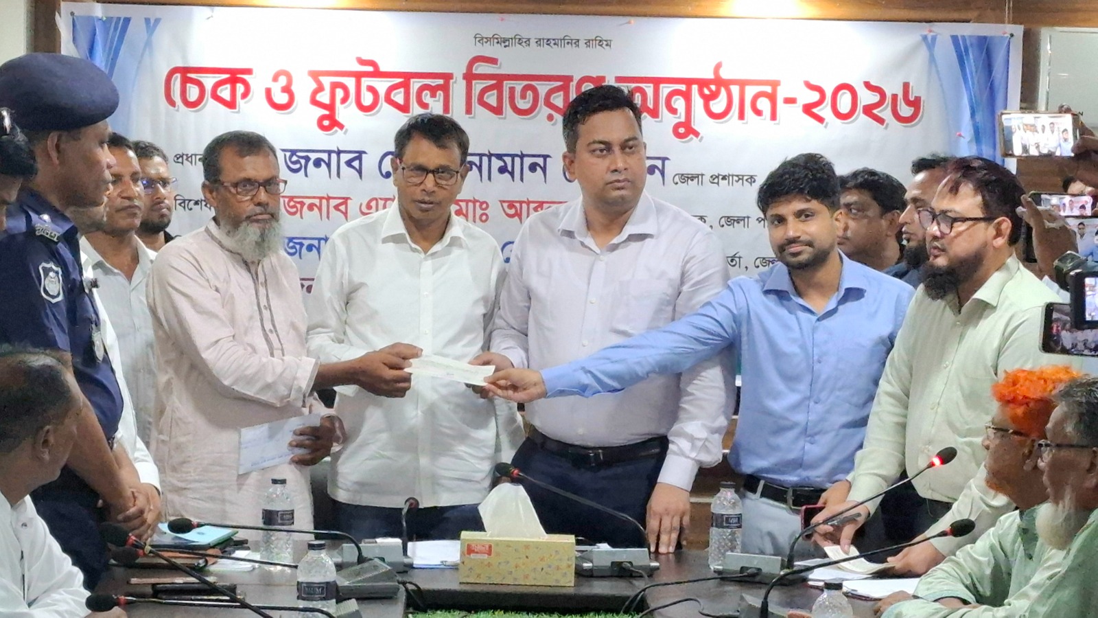 হরিণাকুণ্ডুতে বিভিন্ন প্রতিষ্ঠানে সহায়তার চেক ও ফুটবল বিতরণ