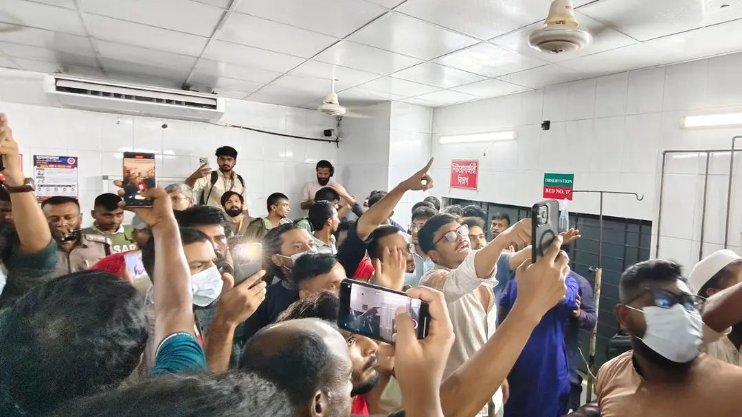 ঢামেকের জরুরি বিভাগে ২ গ্রুপের মধ্যে সংঘর্ষ, চিকিৎসা সেবা সাময়িক বন্ধ