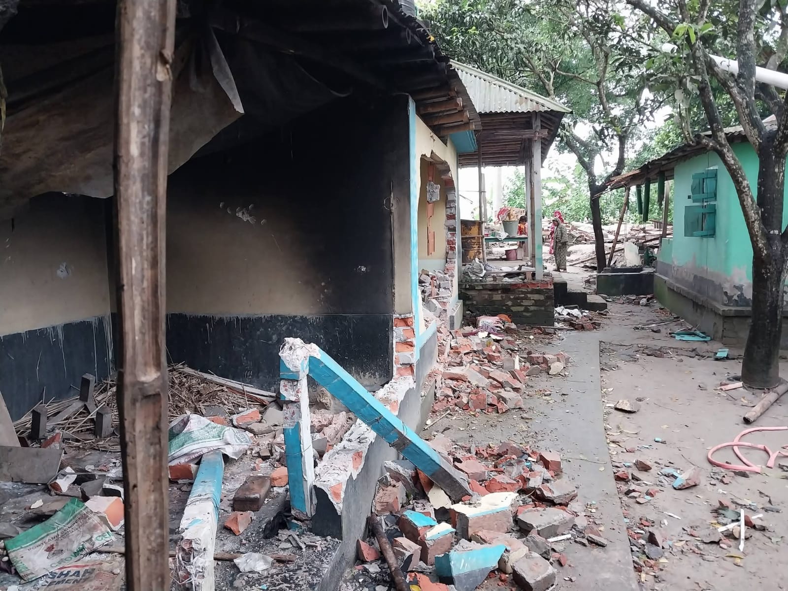 পাংশায় বসত বাড়িতে হামলা ভাংচুর,থানায় লিখত অভিযোগ