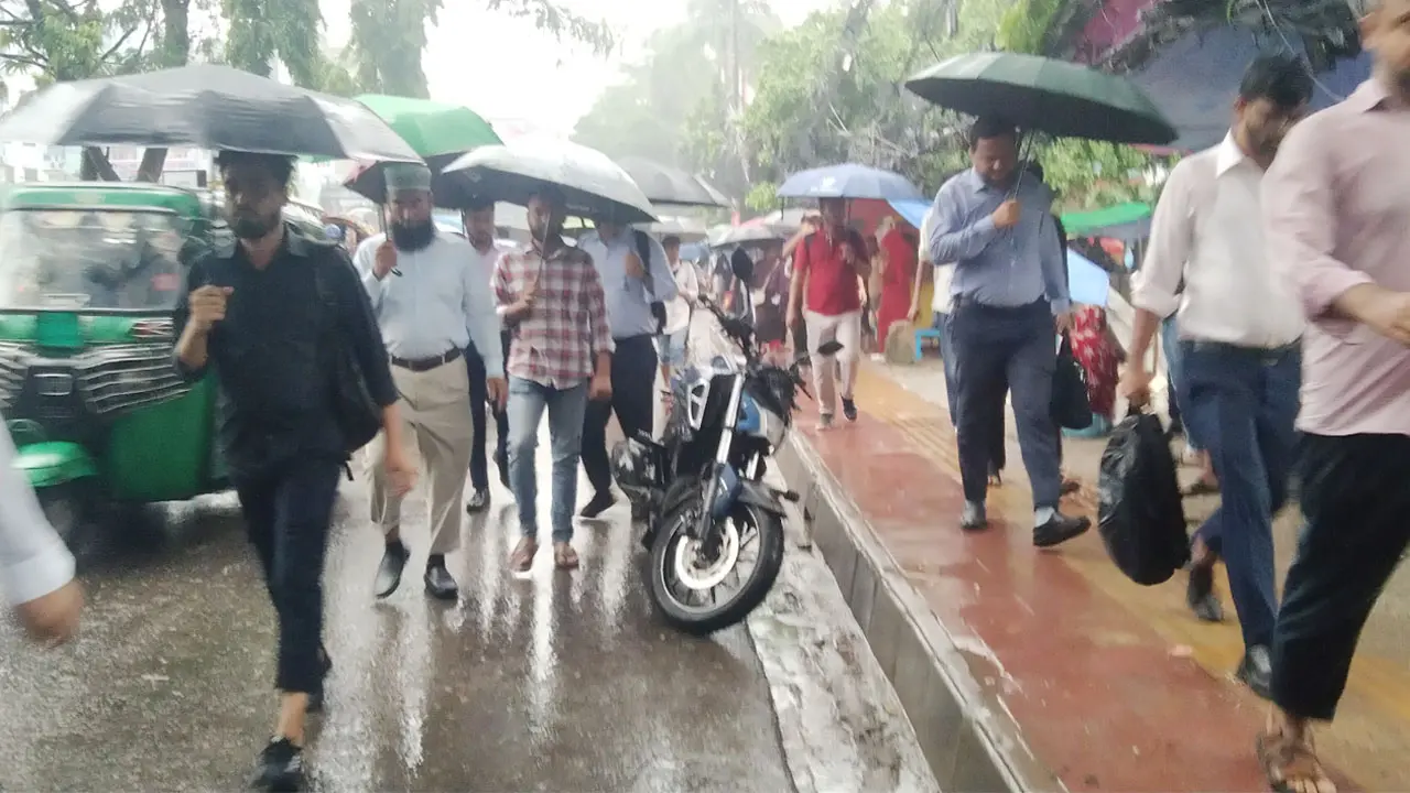 ঢাকার রাস্তায় আজও সঙ্গী বৃষ্টির ভোগান্তি