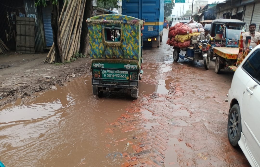 ৩০০ মিটার সড়কে ভোগান্তি ১০ ইউনিয়নের বাসিন্দাদের