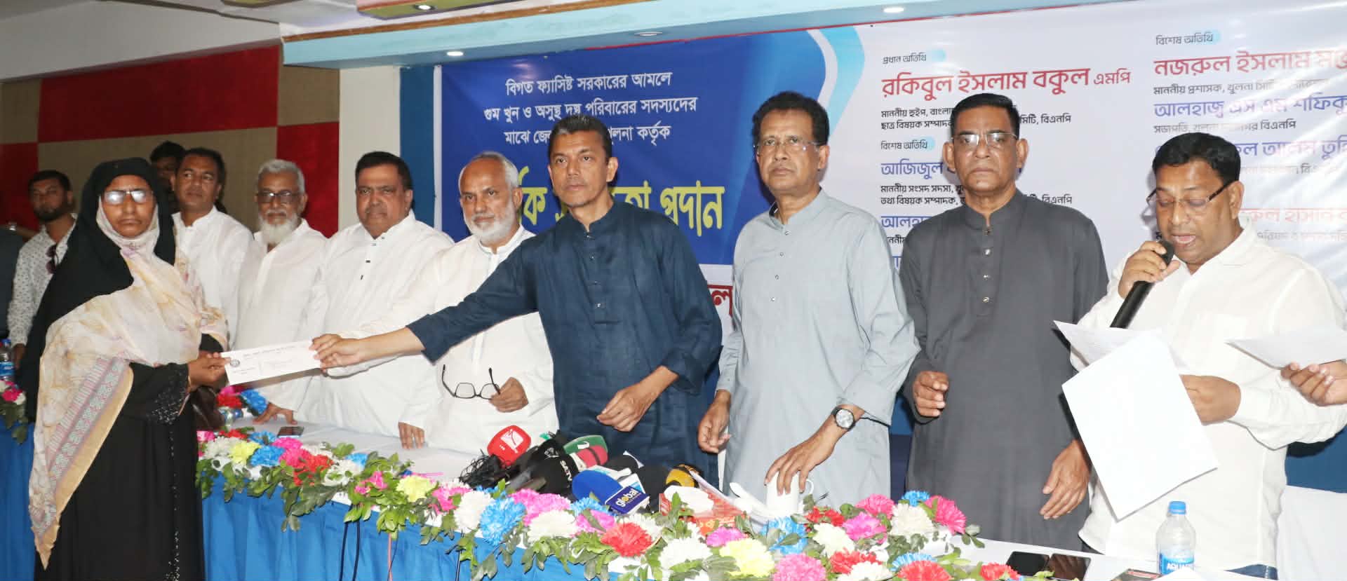 শহীদ পরিবারের মাঝে জেলা পরিষদের আর্থিক সহযোগিতা প্রদান