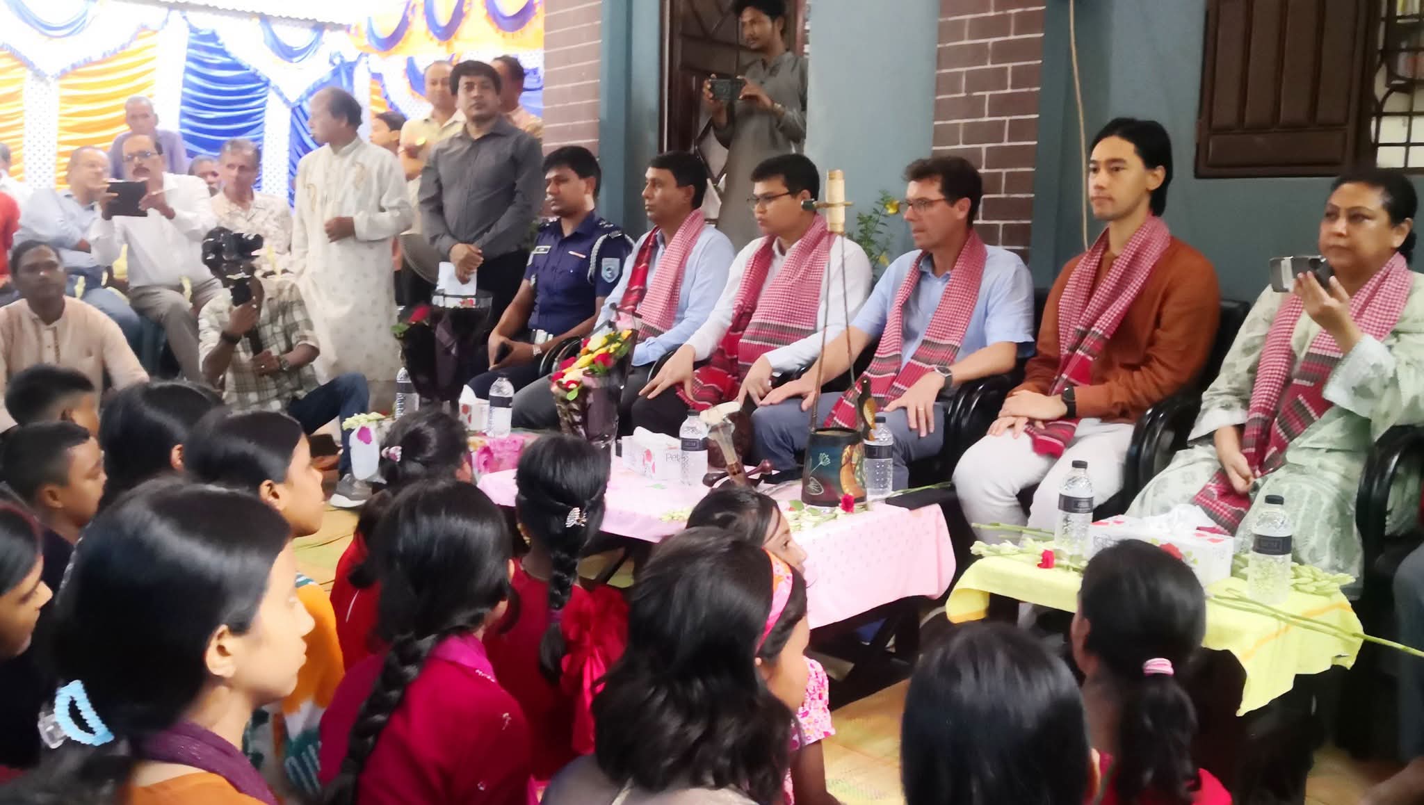 লোকসুরের টানে লালমনিরহাটে নরওয়ের রাষ্ট্রদূত