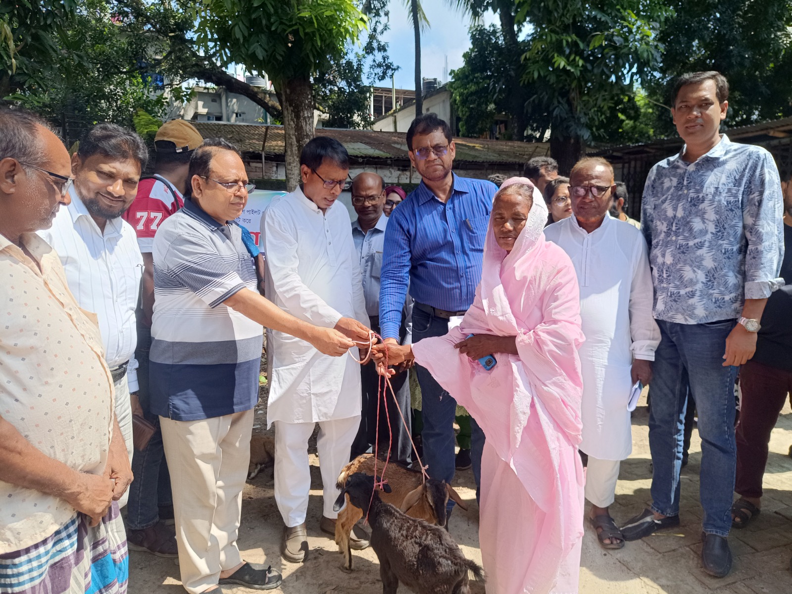 ঝিনাইদহে বাককিপারদের মাঝে পাঁঠা ছাগল বিতরণ