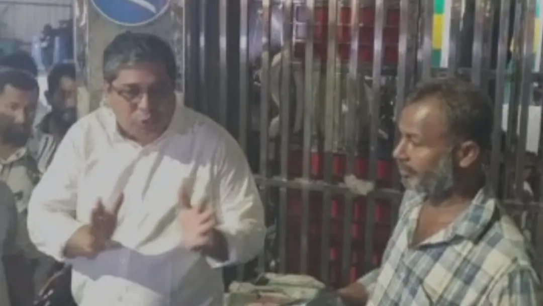 শাহবাগে স্থানীয় সরকার প্রতিমন্ত্রীর ঝটিকা অভিযান