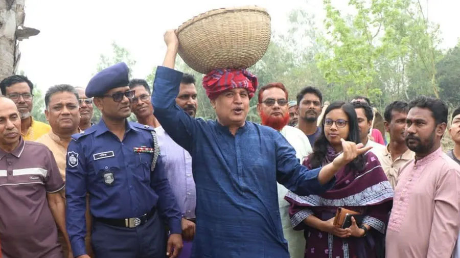 মাথায় ঝুড়ি নিয়ে খাল পুনঃখননের উদ্বোধন করলেন এমপি মোশারফ