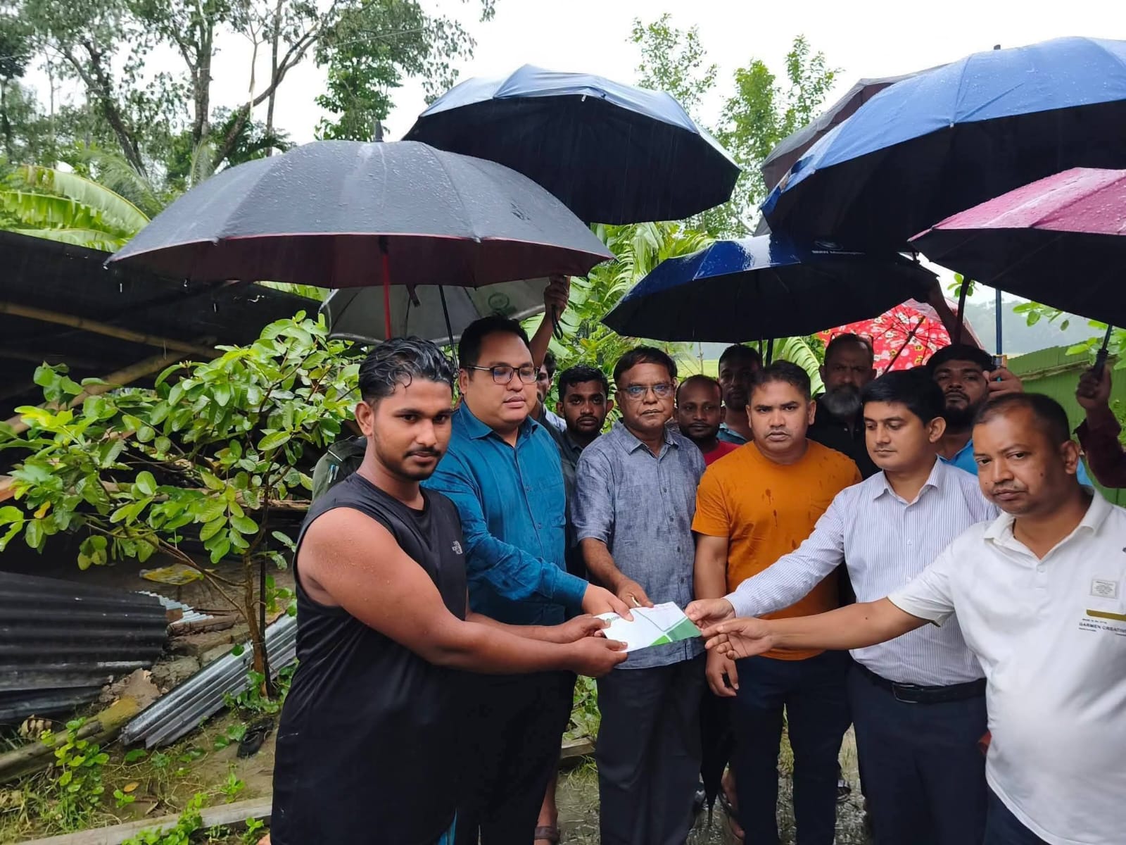 ফেনীর সোনাগাজীতে টর্নেডোয় ক্ষতিগ্রস্ত পরিবারকে আর্থিক সহায়তা দিলেন বন, পরিবেশ ও জলবায়ু মন্ত্রী