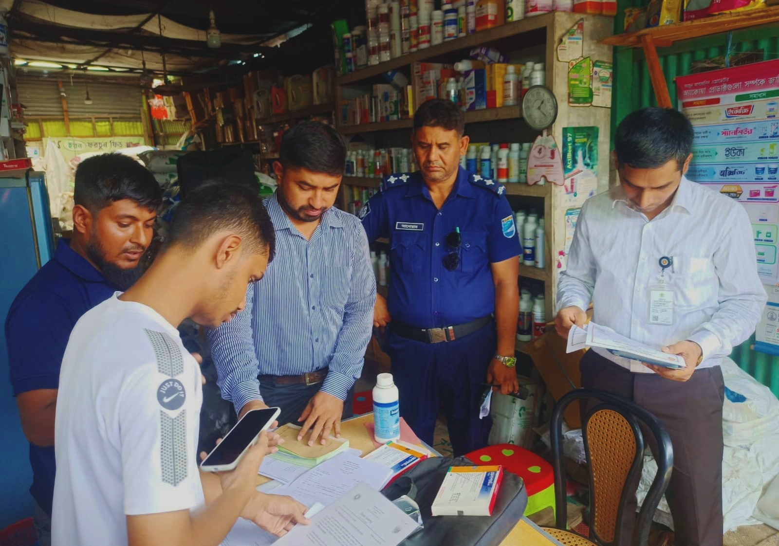 সোনারগাঁয়ে ভোক্তা অধিকার অধিদপ্তরের অভিযান: দুই প্রতিষ্ঠানে ৫০ হাজার টাকা জরিমানা
