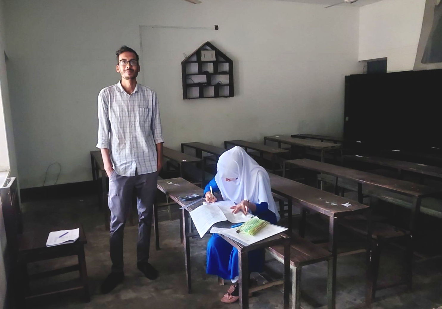 পরীক্ষার্থী একজন, দায়িত্বে ৮ জন!