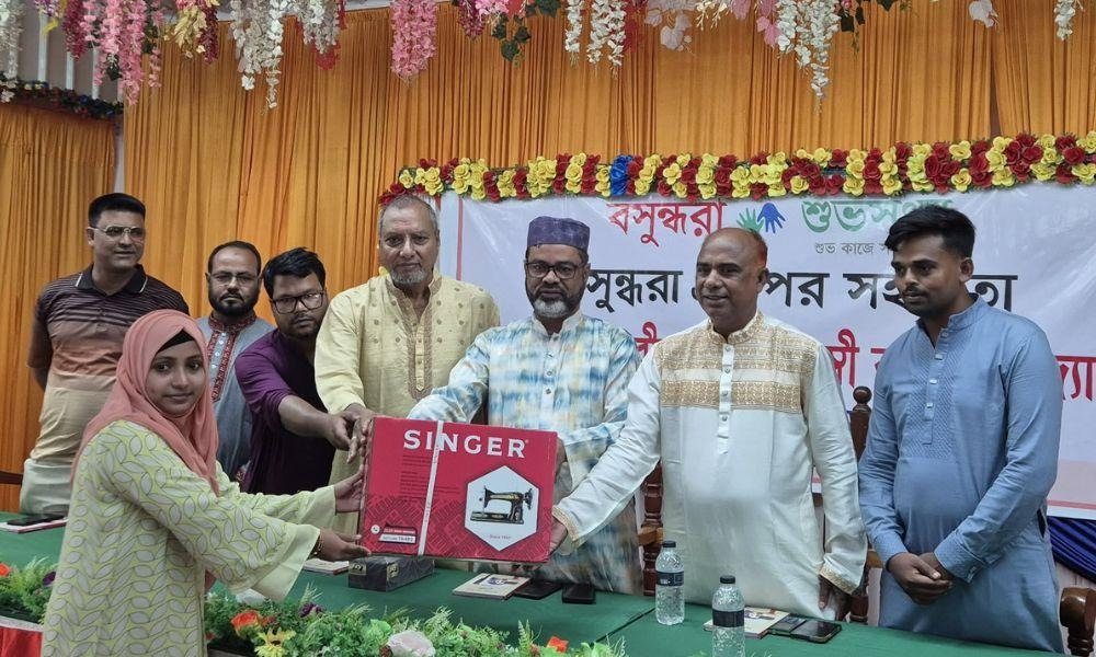 বসুন্ধরা শুভসংঘের দেওয়া সেলাই মেশিনে বদলাবে নারীর ভাগ্য