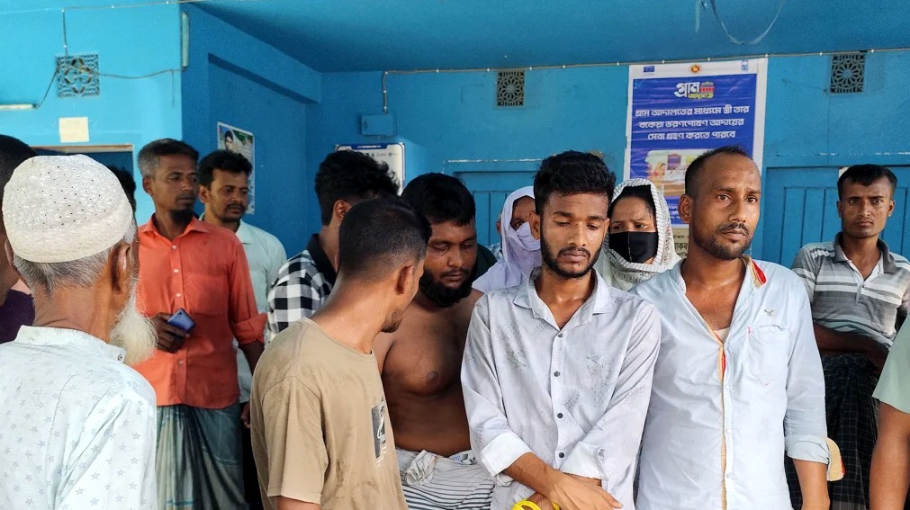 সিরাজগঞ্জে আবাসিক হোটেল থেকে দুই নারীসহ ৬ জন আটক