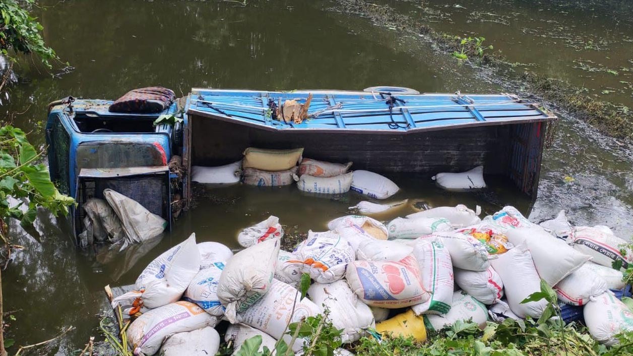 গাইবান্ধায় ট্রাক উল্টে খাদে পড়ে হেলপার নিহত