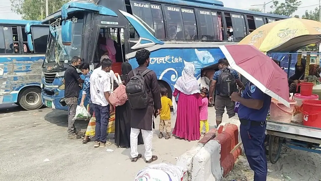 পুলিশের সামনেই বাসে অতিরিক্ত ভাড়া আদায়