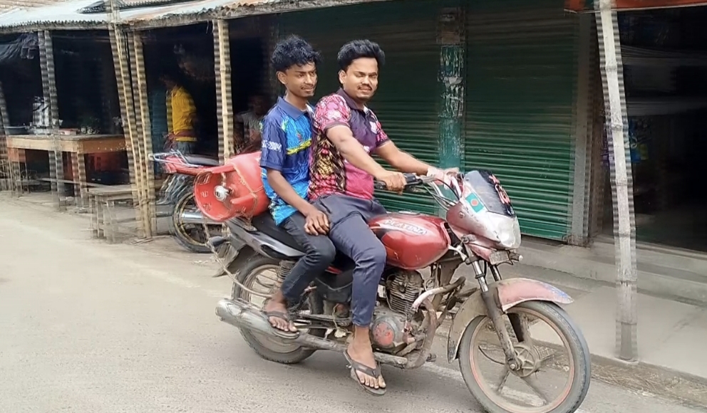 রান্নার সিলিন্ডারের গ্যাসে মোটরসাইকেল চালিয়ে সাড়া ফেলেছেন নড়াইলের যুবক