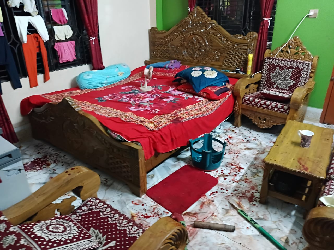 সোনারগাঁয়ে মসজিদের টাকার হিসেব নিয়ে দ্বন্দ্বের জেরে যুবকের ওপর হামলা,গুলিবর্ষণ ও লুটপাট