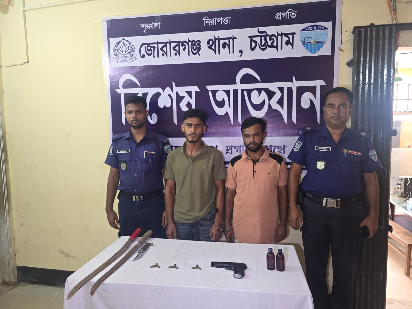 মীরসরাইয়ে পিস্তল, গুলি ও দেশীয় অস্ত্রসহ গ্রেপ্তার দুই