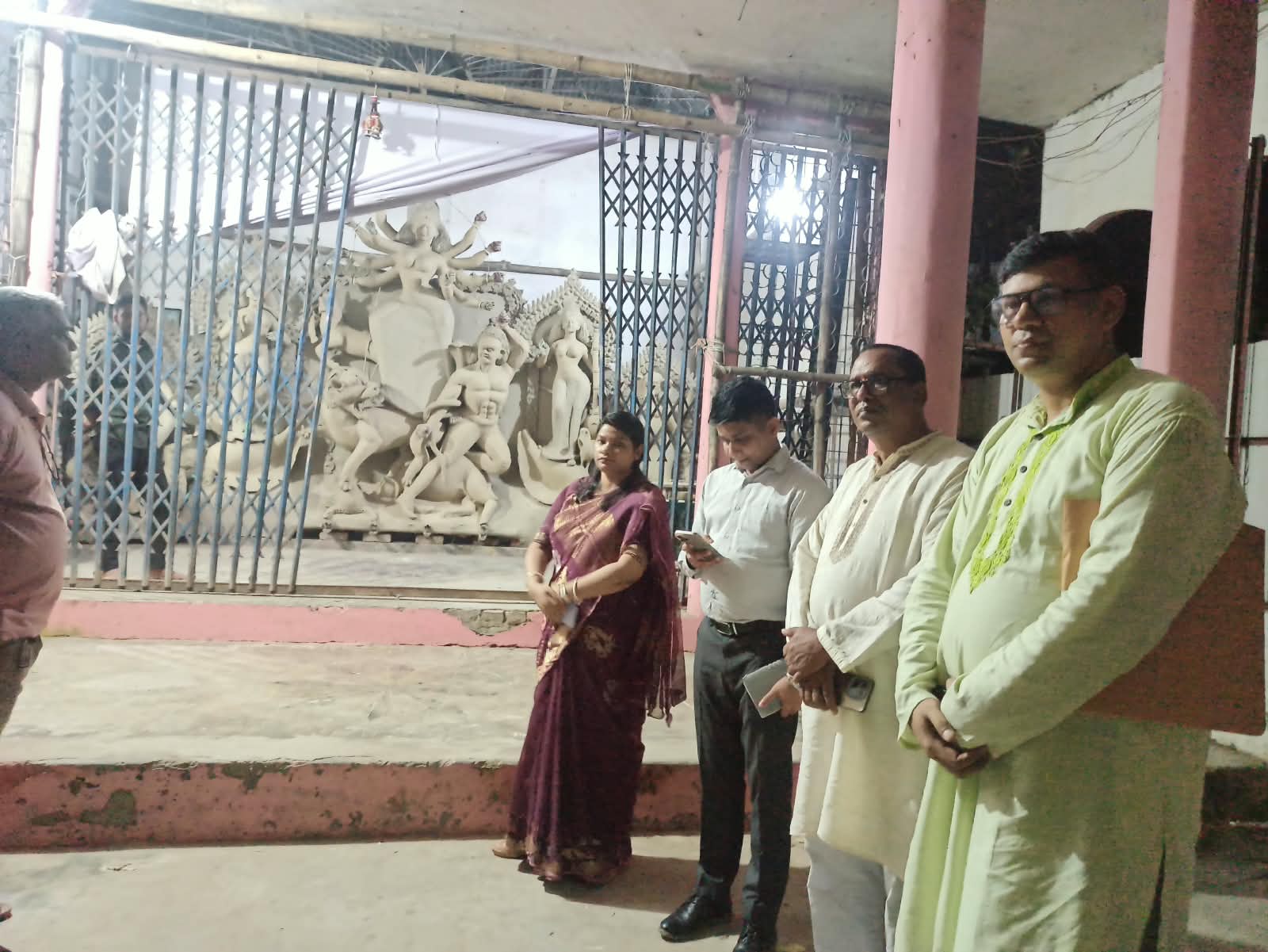 সিরাজদিখানে আসন্ন দুর্গাপূজার প্রস্তুতি ও নিরাপত্তা দেখতে পূজামণ্ডপ পরিদর্শনে ইউএনও