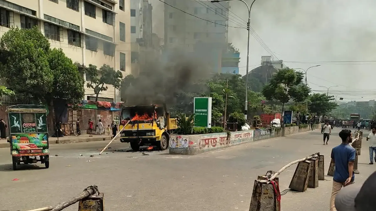 মিরপুরে ফুটপাত উচ্ছেদ অভিযানে সংঘর্ষ, সিটি করপোরেশনের গাড়িতে আগুন