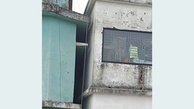 চাঁদপুরে চারতলা ভবন হেলে পড়ায় আতঙ্ক
