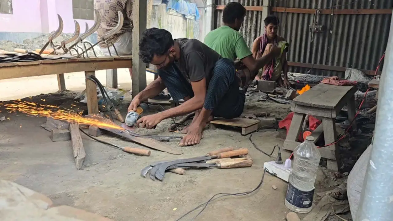 ঈদ সামনে রেখে হাতুড়ির ঠুং-ঠাং শব্দে মুখর নরসিংদীর কামারপল্লি