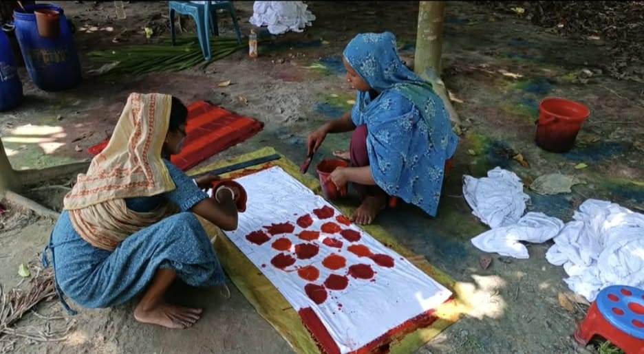 দম্পতি’র ক্ষুদ্র পোশাক কারখানার ছোঁয়ায় বদলেছে গ্রামীণ নারীর জীবন
