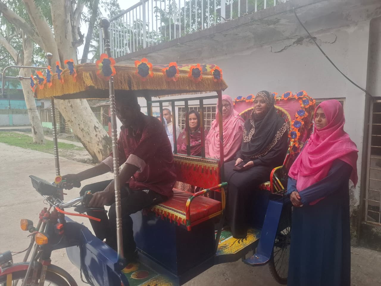 রিক্সায় চড়ে ব্যতিক্রমী বিদায় নিলেন সমাজসেবা কর্মকর্তা
