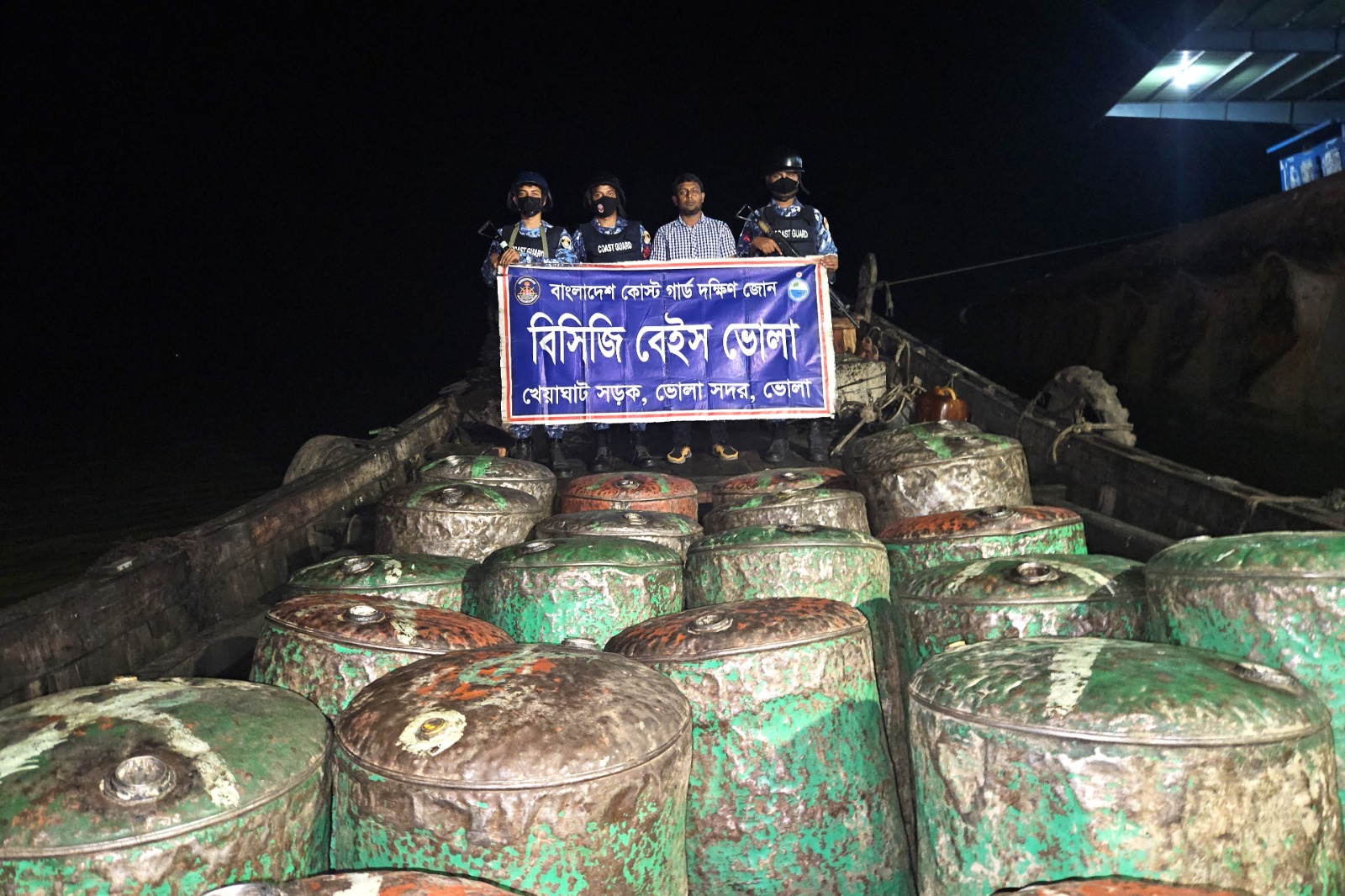 ভোলার দৌলতখানে ৪ হাজার ২০০ লিটার জ্বালানি তেল জব্দ করেছে কোস্ট গার্ড