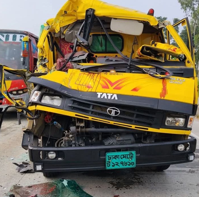 গাইবান্ধায় কাভার্ড ভ্যানে ট্রাকের ধাক্কায ট্রাক চালক নিহত