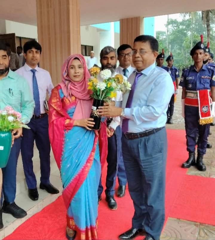বরগুনা জেলা প্রশাসকের কার্যালয় পরিদর্শন করলেন বিভাগীয় কমিশনার