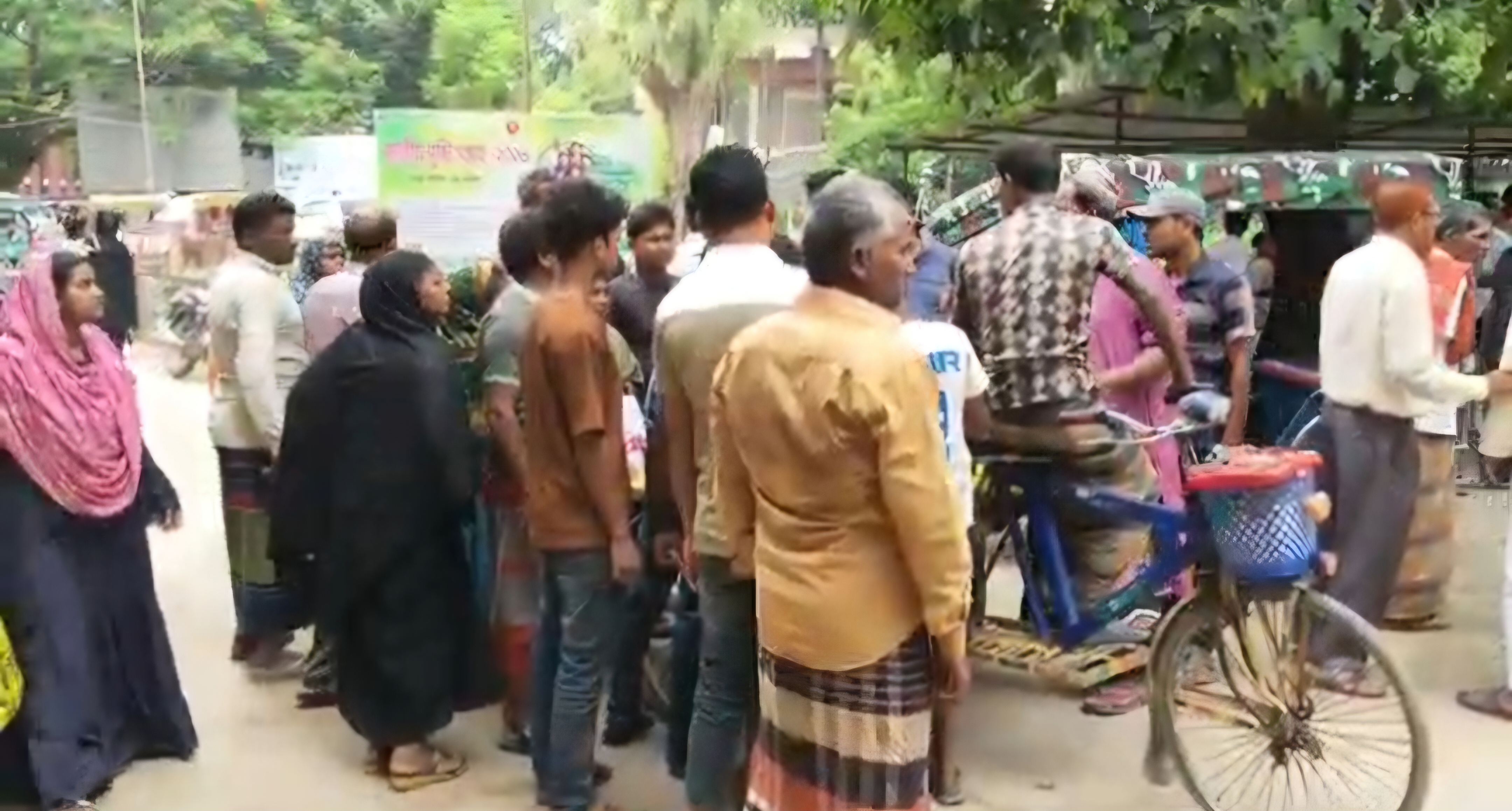 মেহেরপুরে গরু বোঝাই লাটা হাম্বা উল্টে একজন নিহত, আহত-১১