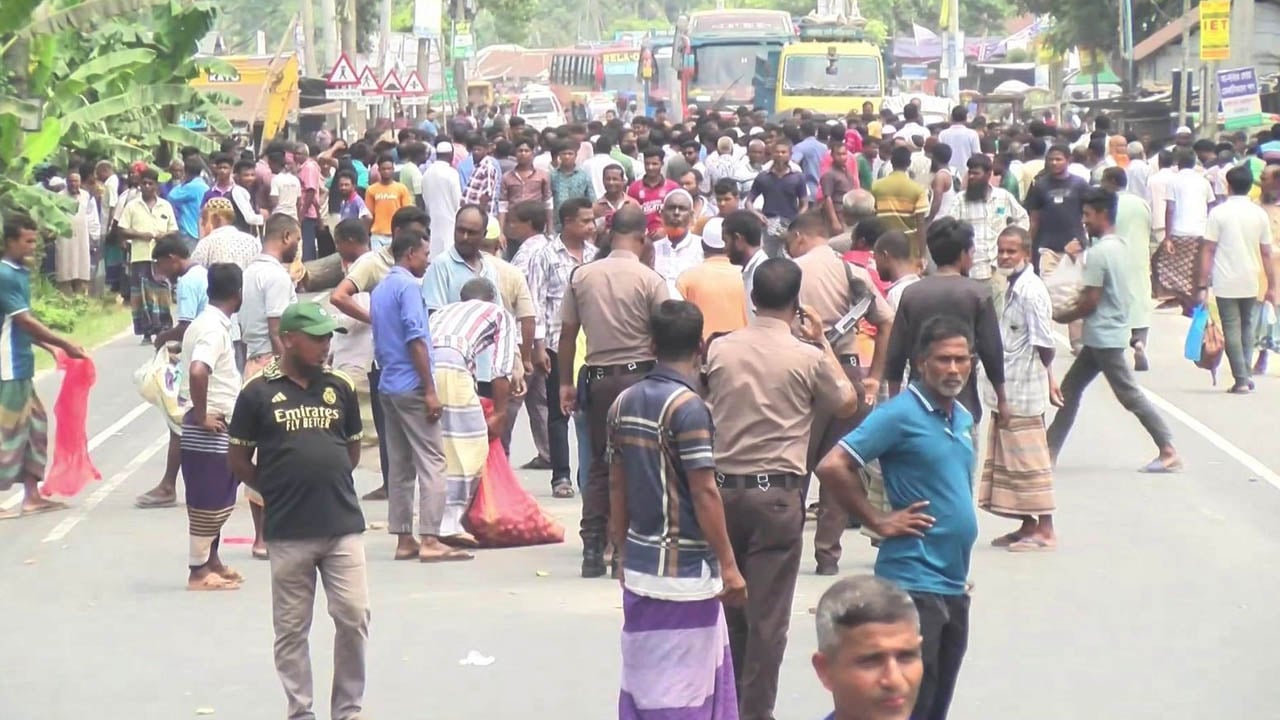 আলু সংরক্ষণের ভাড়া কমানোর দাবিতে রংপুরে মহাসড়ক অবরোধ ও বিক্ষোভ