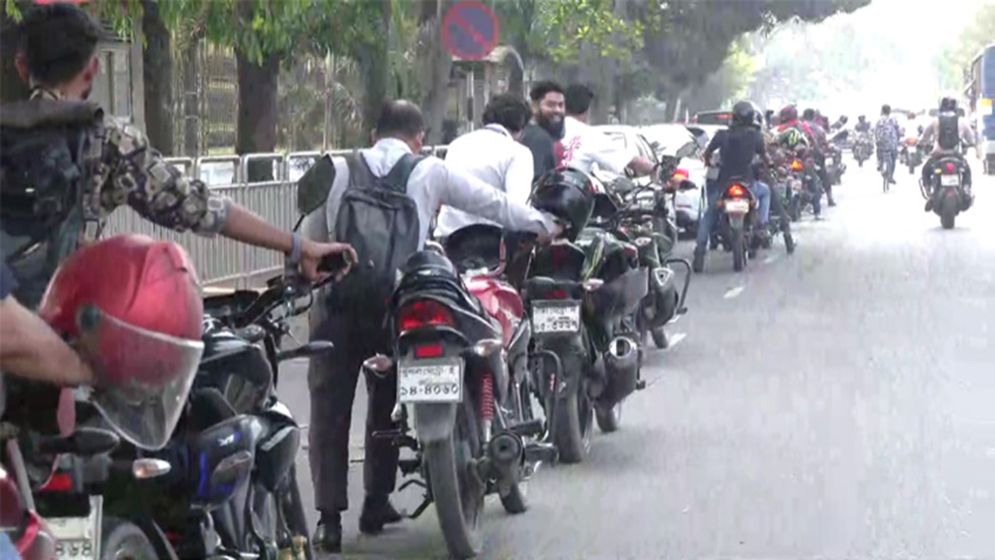 চট্টগ্রামে তেলের তীব্র সংকট, লাইনে ঘণ্টার পর ঘণ্টা ভোগান্তিতে গাড়ি চালকরা